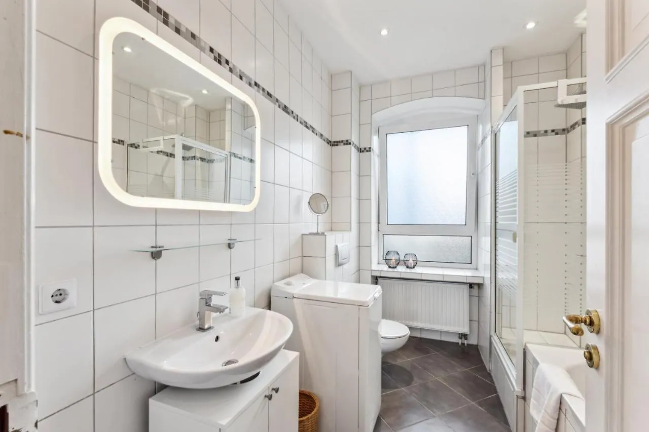 Bright 3-Room Apartment Near Prenzlauer Berg Berlijn 0*,